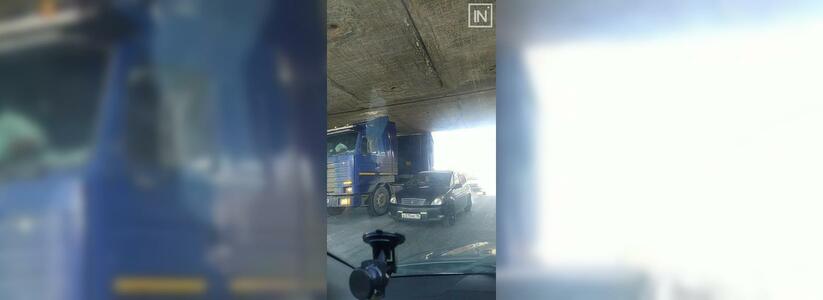 В Екатеринбурге грузовик застрял под мостом на Пехотинцев