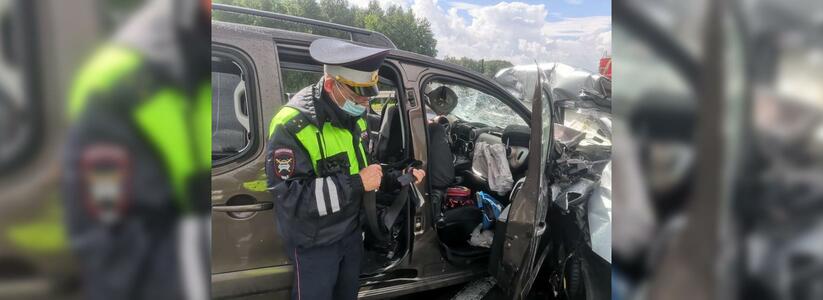 На трассе Екатеринбург-Курган водитель не справился с управлением и вылетел на встречку: погибли четверо