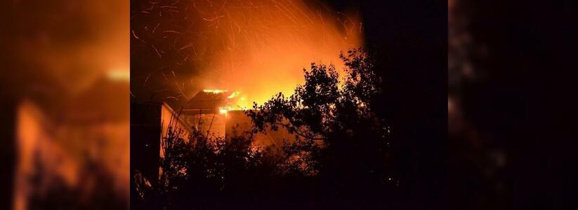 Ночью в Екатеринбурге огнеборцы 2,5 часа тушили крупный пожар