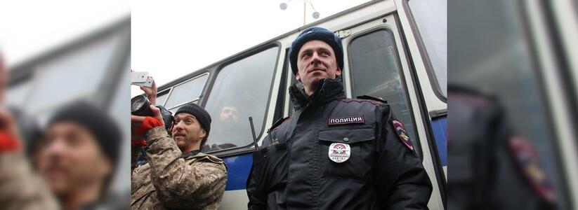 На Урале блогер-антимасочник устроил конфликт с полицейскими на глазах у ребенка