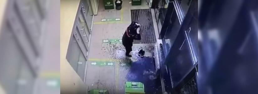 В Екатеринбурге посетитель ТРЦ случайно сорвал батарею в отделении банка
