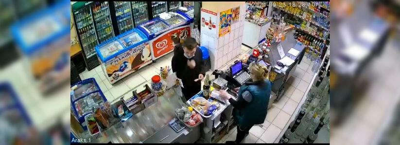 В Екатеринбурге ищут мужчину, покупающего продукты на фальшивые деньги