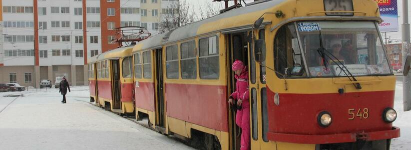 В центре Екатеринбурга восстановили движение трамваев после обрыва провода