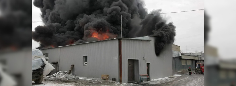 Во время пожара на Эльмаше обгорел сотрудник лакокрасочного завода