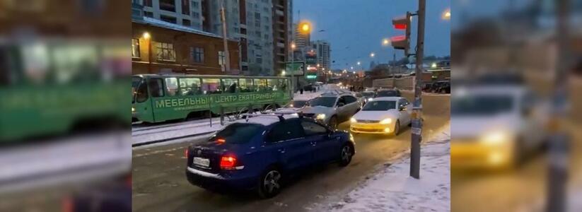 На Радищева водители массово ездят по встречке из-за изменившейся схемы проезда