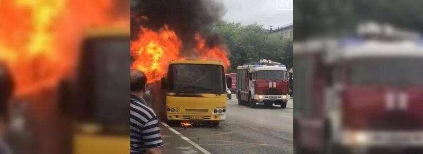 В Екатеринбурге загорелся автобус с людьми