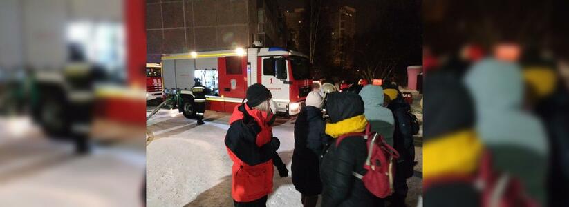 В пожаре в Екатеринбурге погибли просившая помощи в Twitter мама, ее 8-летняя дочь, и шестеро горожан