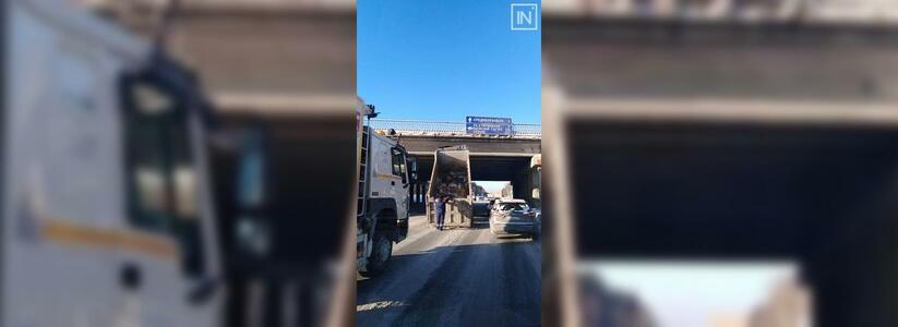 Под Екатеринбургом самосвал врезался в мост: водитель забыл опустить кузов