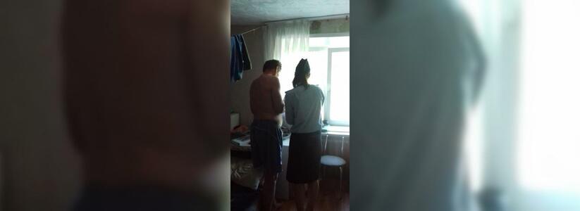 В Екатеринбурге двухлетний мальчик чуть не выпал с 8 этажа, пока мама спала под кайфом