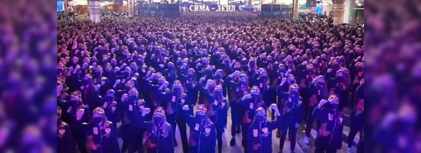 В Екатеринбурге сотни сотрудников компании организовали флэшмоб в поддержку Путина