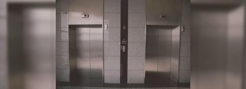 В Екатеринбурге в многоэтажном доме оборвался трос лифта с мужчиной и ребенком в кабине