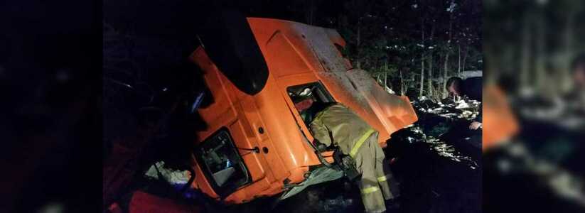 "Оторвало кабины": на трассе под Екатеринбургом два грузовика столкнулись лоб в лоб