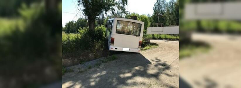 Кондуктор и водитель пытались спасти пассажиров автобуса, попавшего в ДТП на Урале