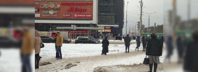 В Екатеринбурге эвакуировали посетителей ТЦ "Академический"