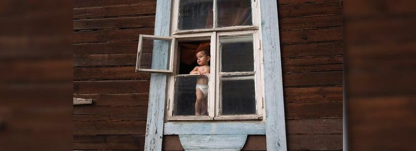 В Екатеринбурге уже девять детей выпали из окон