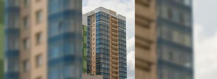 В Екатеринбурге мужчина выпал из окна многоэтажки
