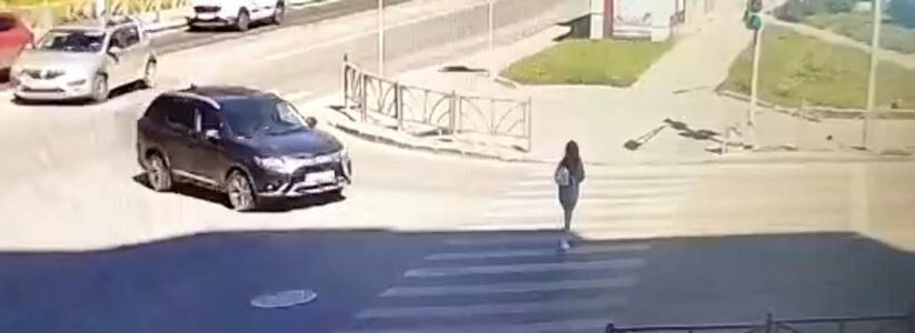 Иномарка сбила екатеринбурженку, она переходила дорогу на зеленый: видео