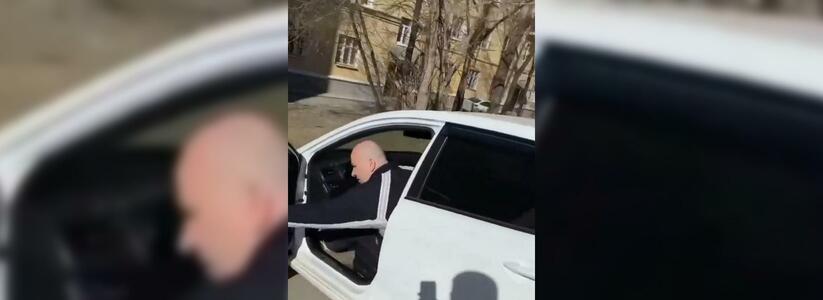 В Екатеринбурге автохам ударил врача на вызове