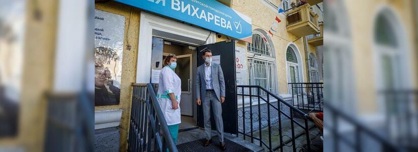 Больше двух тысяч жителей Екатеринбурга привились от коронавируса во дворе