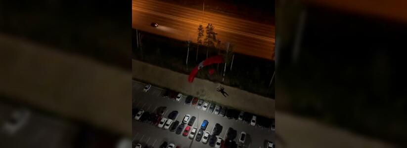 В Екатеринбурге парашютист неудачно спрыгнул с многоэтажки: видео