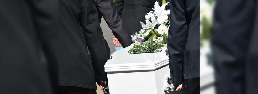 Гроб с телом матери привезла женщина к мэрии Екатеринбурга