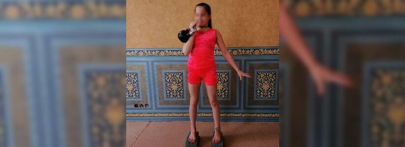 Стояла с гирей на гвоздях: школьница из Екатеринбурга установила несколько мировых рекордов