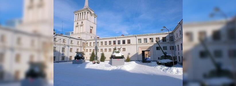 Барельеф Иосифа Сталина вернули на здание Дома офицеров в Екатеринбурге