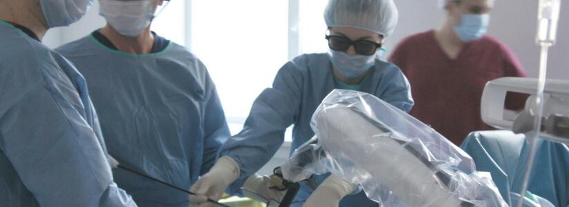 Робот помогает оперировать хирургам 40-ой больницы Екатеринбурга