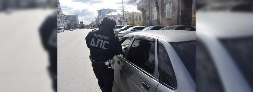 Полицейские Екатеринбурга устроили погоню за водителем, ехавшим вместе с метровым удавом Кокаином