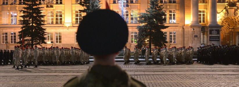 Фоторепортаж с первой ночной репетиции парада Победы в Екатеринбурге