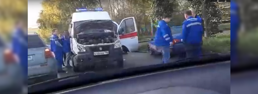 В Екатеринбурге посреди дороги загорелось такси