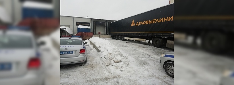 В Екатеринбурге грузовик "Мерседес" задавил 33-летнего мужчину