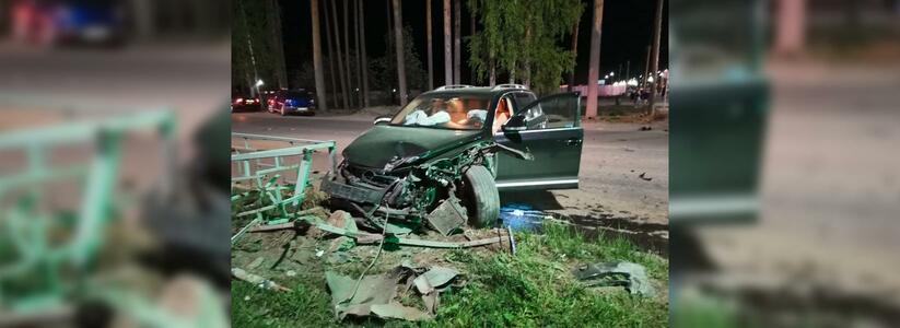 В Березовском после ДТП Audi отбросило на пешеходный переход, вторая иномарка снесла забор