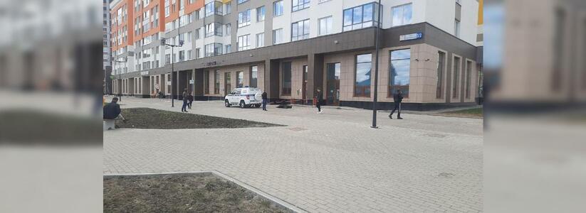 В Екатеринбурге мужчина погиб после падения из многоэтажки