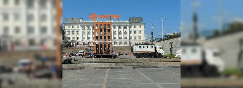 Движение в центре Екатеринбурга закроют на день из-за странной башни на Плотинке