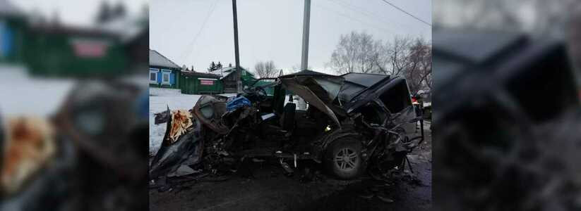 На Урале водитель грузовика забыл закрепить кран в 16 тонн: есть погибший и раненые