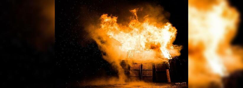 В Екатеринбурге полностью сгорела частная баня