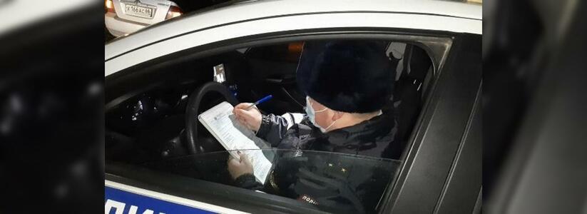 В Екатеринбурге водитель врезался в машину с мамой и ребенком