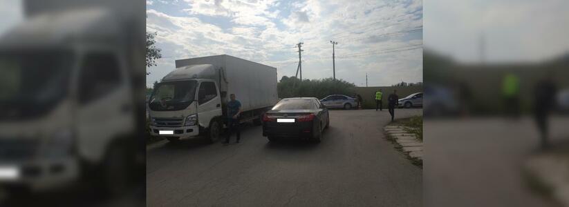 В Екатеринбурге грузовик сбил мотоцикл, на котором ехали двое 17-летних подростков