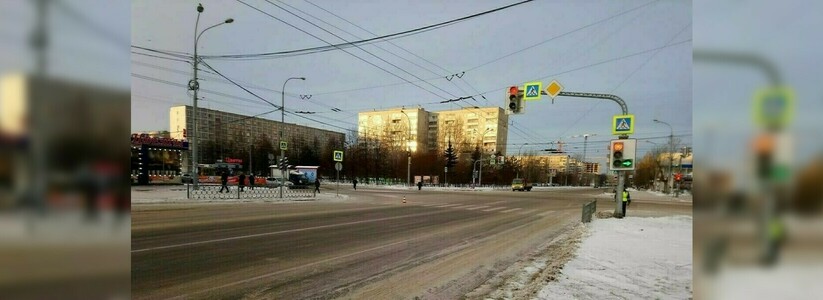 Увезли в больницу со сломанной ногой: в Екатеринбурге ищут водителя, сбившего пешехода