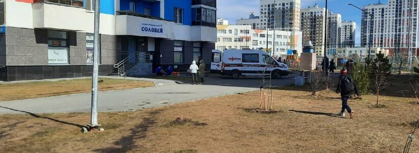 В Екатеринбурге девушка выпала из многоэтажки