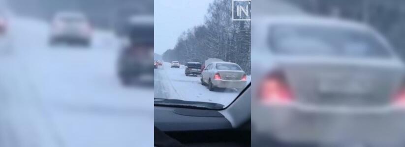 На въезде в Екатеринбург 6-километровая пробка: произошло массовое ДТП