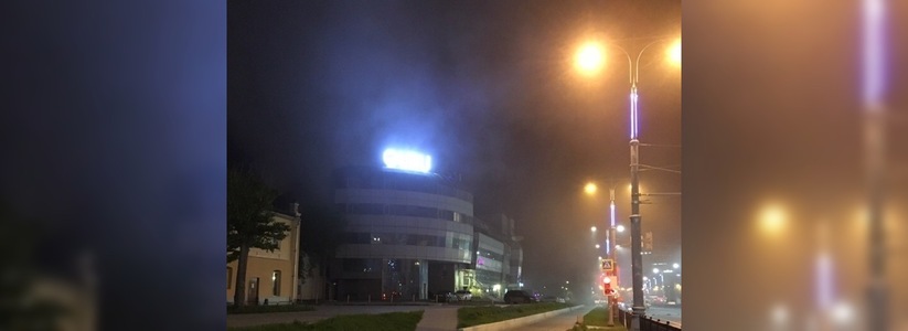 Около "Екатеринбург Арены" сгорел автосервис с машинами внутри