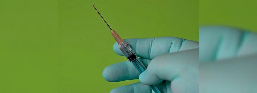 Могут ли уволить без прививки от COVID? Объясняет Роструд