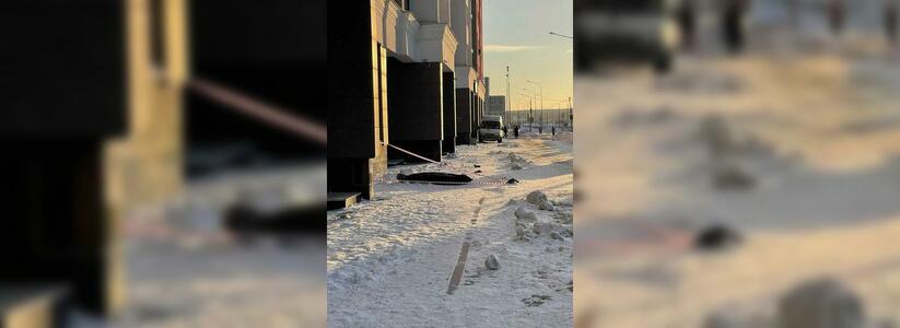 Жители Екатеринбурга нашли под окнами многоэтажки тело девушки