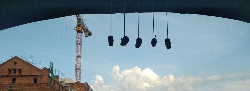 На Макаровском мосту повесили головы манекенов с именем президента