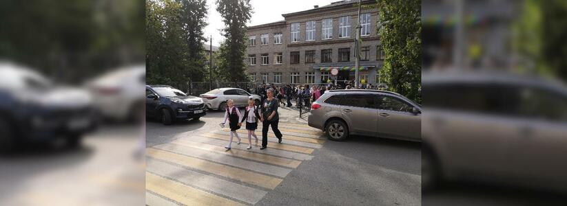 Как Екатеринбург пошел в школу: НАШ фоторепортаж с 1 сентября