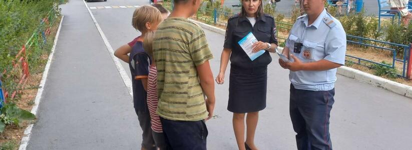 Сотрудники Госавтоинспекции учат юных екатеринбуржцев дорожной безопасности во дворах