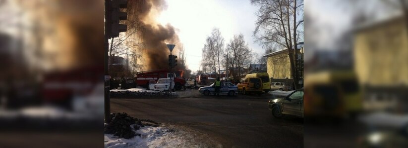 В Екатеринбурге горит автомойка на Шаумяна-Хасановской, фото - 28 января 2015 года