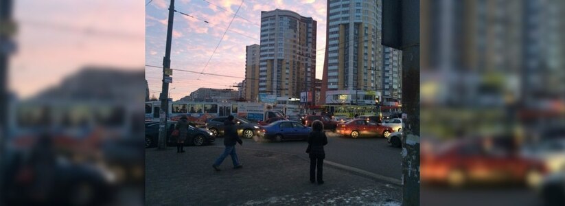 Пробки в Екатеринбурге на Уральской: сломался светофор - 25 февраля 2015 года